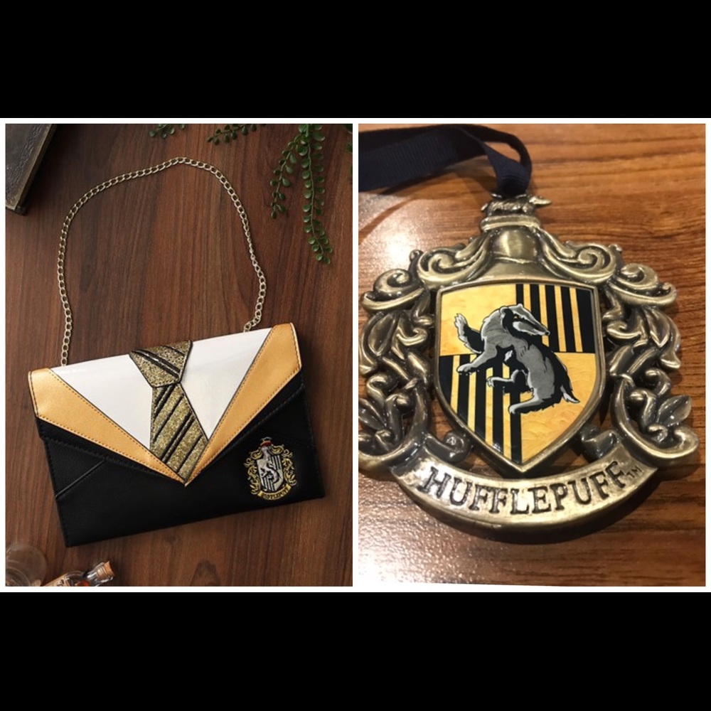 NWOT Harry Potter Hogwarts Hufflepuff Uniform Purse & Medallion + Surprise Gift!